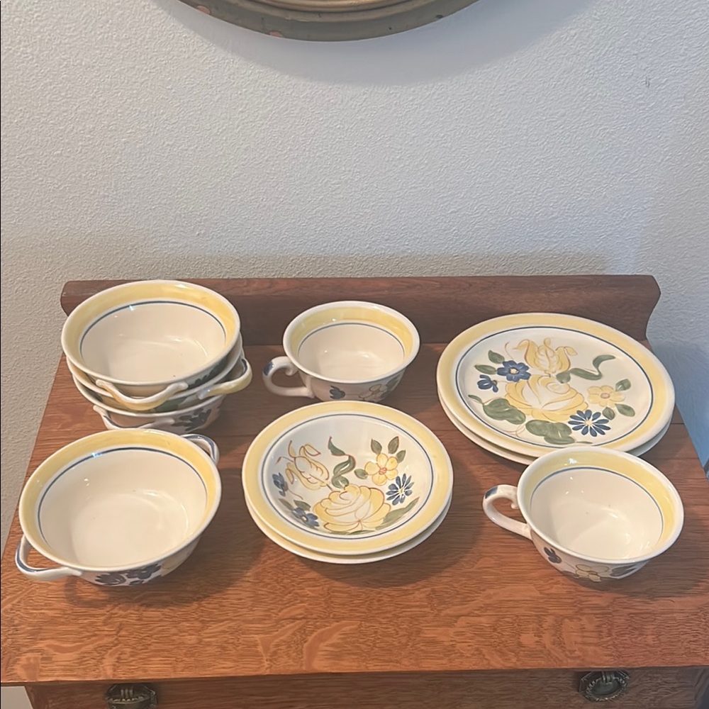 Red Wing Pottery Brittany Pattern Floral Blue Yellow and White 10 Dinnerware Set